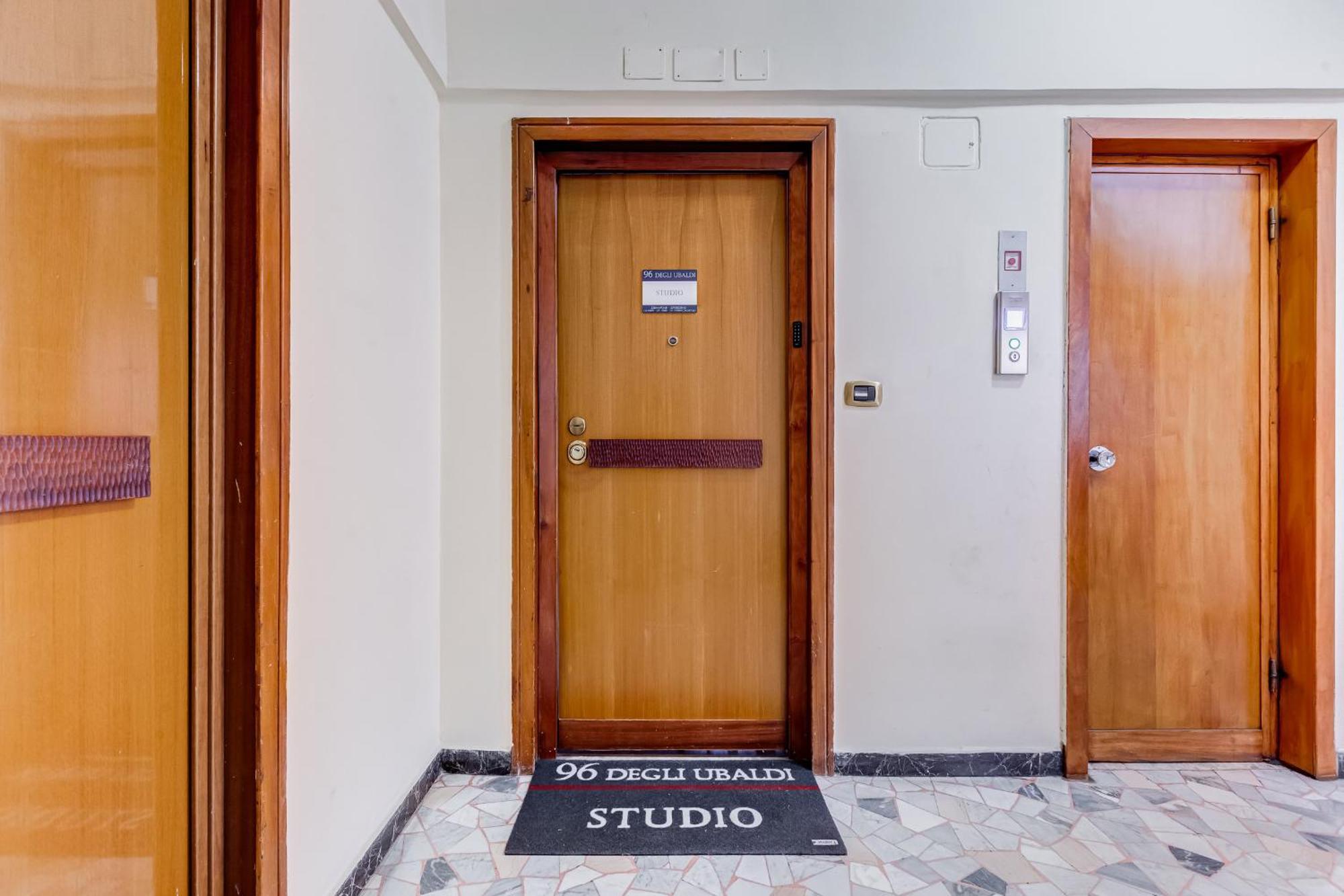 96 Degli Ubaldi Studio Rome Luaran gambar